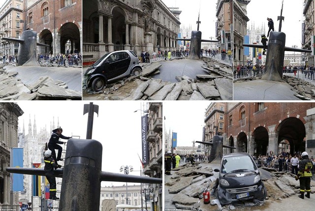 Kapal Selam Jebol Jalan di Pusat Kota Milan.....